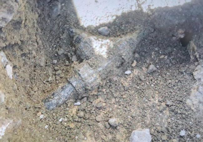 Un empalme en forma de T para evitar el contador de agua.