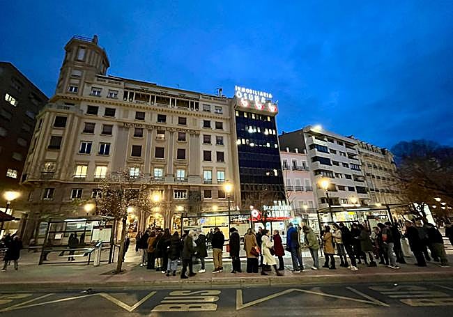 La cola para entrar al teatro a ver 'El 47', por delante de la parada de autobús.