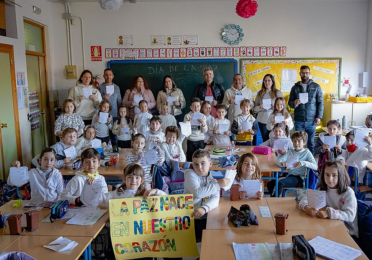 Alumnos del CEIP San Juan de Dios celebran el Día de la Paz.