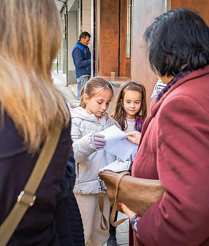 Imagen secundaria 2 - Los alumnos del CEIP San Juan de Dios siembran paz en la Chana.