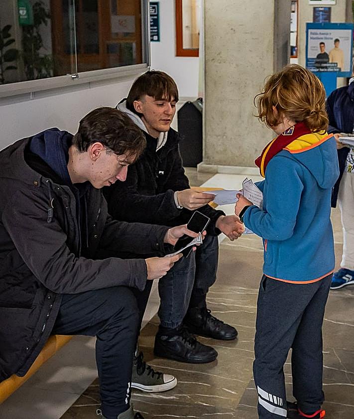 Imagen secundaria 2 - Los niños han repartido decálogos de la paz en Ingenierías y Bellas Artes de la UGR.