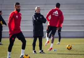 Fran Escribá, entrenador del Granada, en el entrenamiento.