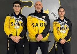 Los miembros de la Sala de Armas de Granada posan con sus medallas.