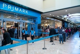 Primark busca trabajadores para varias tiendas en Andalucía.