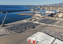 Vista de un muelle del puerto de Motril con mercancías acumuladas.