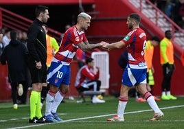 Stoichkov saluda a Weissman antes de debutar con el Granada frente al Sporting.