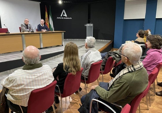 El profesor de la UJA Francisco Vidal Castro presentó a Emilio González Ferrín (derecha) en el acto.