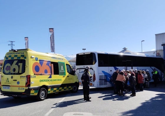 Autobús tras chocar contra el muro de la ITV en Granada.