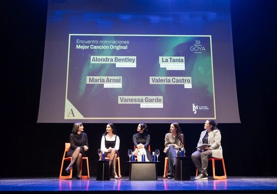 Alondra Bentley, La Tania, María Arnal, Valeria Castro y la académica Vanessa Garde, en el Centro Lorca.