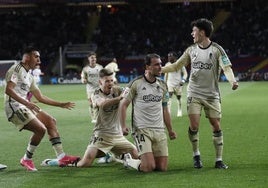 Ignasi Miquel celebra su gol como capitán al Barcelona en Montjuic la temporada pasada.