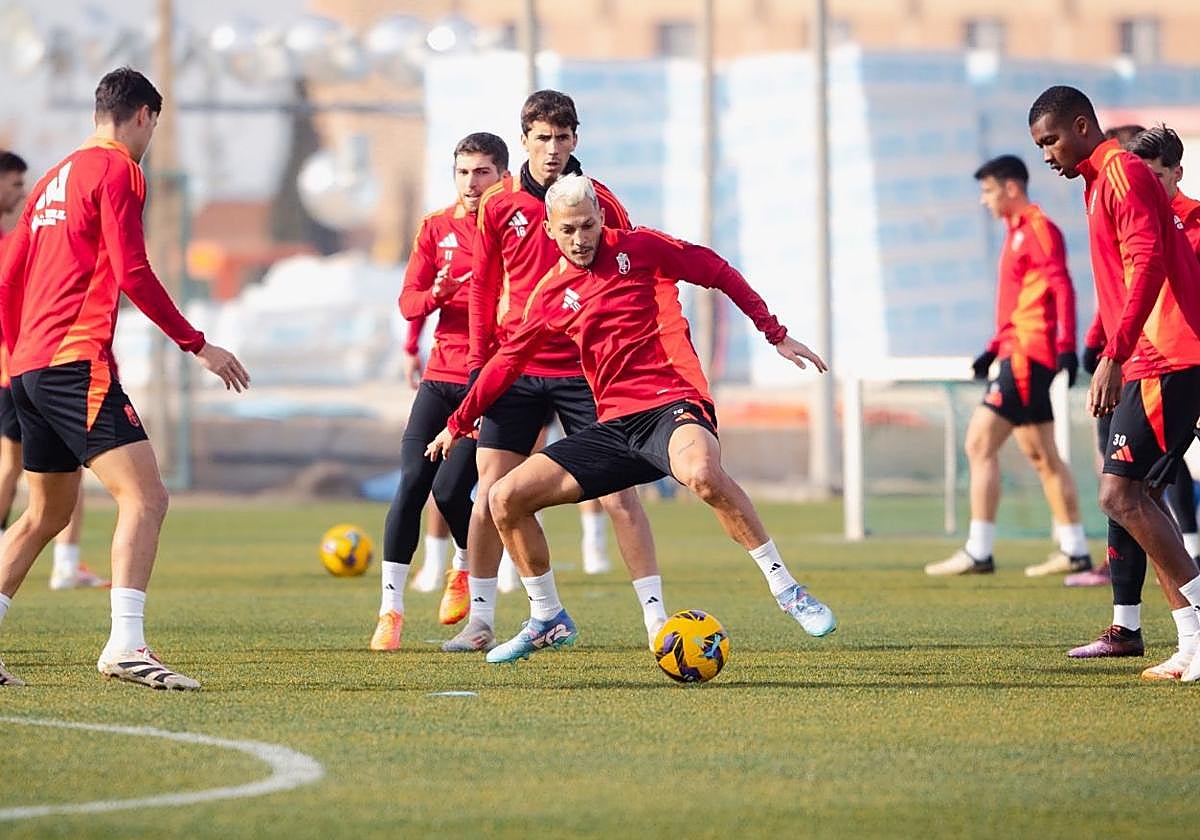Stoichkov, en un rondo con sus compañeros en uno de los entrenamientos de esta semana.