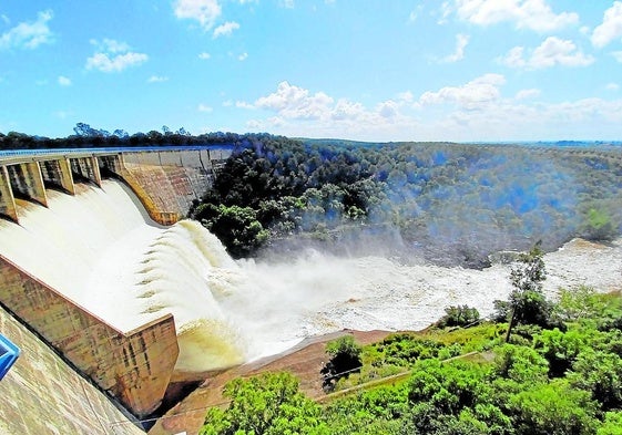 El pantano de El Gergal, en Sevilla, desembalsa agua tras alcanzar el 100% de su capacidad.