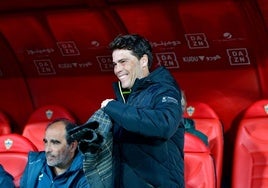 Rubi sonriente en el banquillo del UD Almería Stadium.