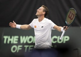 El granadino Roberto Carballés celebra tras ganar contra el suizo Jerome Kym durante la Copa Davis.