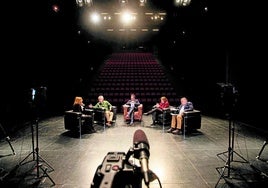 María Teresa Pagés, Antonio Jara, Quico Chirino, Remedios Sánchez y Manuel Martín en el escenario del Teatro CajaGranada.