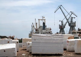 Bloques de mármol en el puerto de Almería.