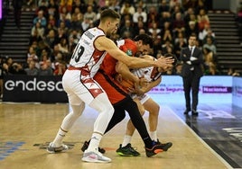 El Covirán se agarra tan fuerte a la Liga Endesa como su capitán Pere Tomás al balón en el partido contra el Casademont Zaragoza.