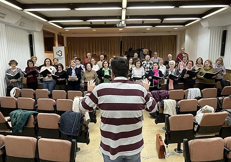 Antonio José Molina dirige un ensayo en la sala CajaSur, ubicada en la avenida de Madrid.