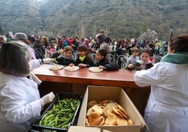 Unos chaveas disfrutan de sus habas y las salaíllas en la Abadía del Sacromonte.