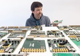 Uno de los profesionales de Safran observa una placa.