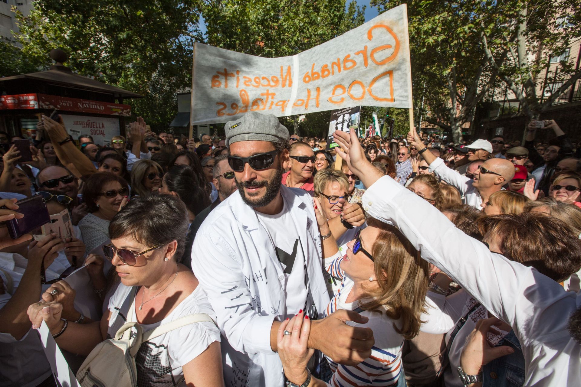 Jesús Candel encabeza una de las protestas en defensa de los dos hospitales completos