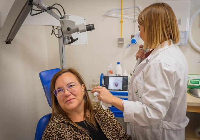 La doctora María Mata comprueba el estado del oído de Silvia Anaya, la paciente.