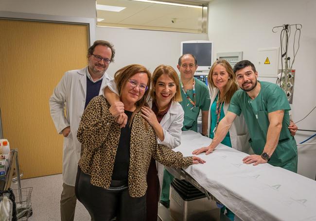 Silvia Anaya continúa el seguimiento con el equipo de profesionales del hospital Virgen de las Nieves.