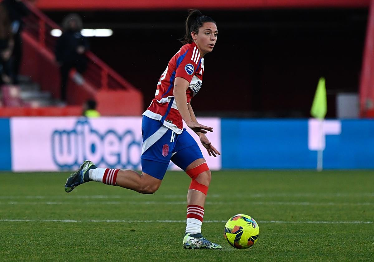 Alba Pérez conduce un balón durante el partido contra el Atlético.
