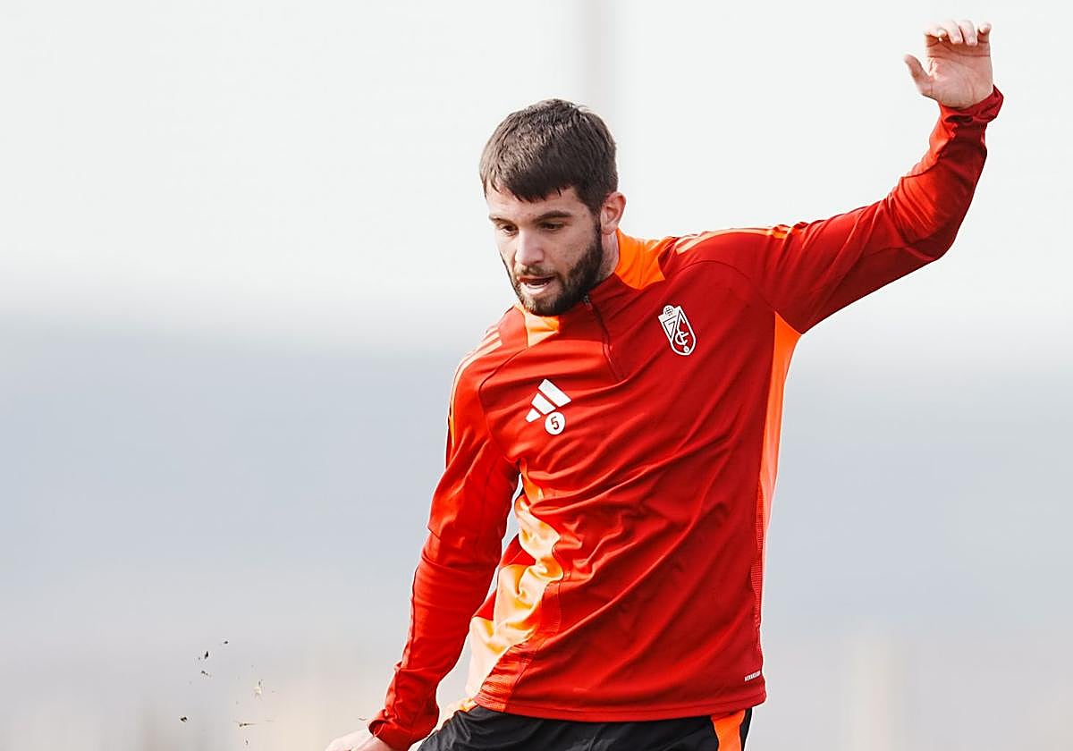 Lucas Pérez, ya recuperado, juega un balón durante un entrenamiento.