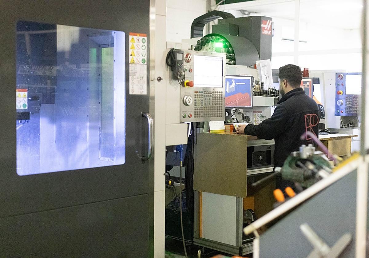 Imagen principal - Distintos profesionales trabajando en las instalaciones de RODAMA.