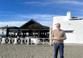 rancisco Trujillo en uno de los chiringuitos de Playa Granada.