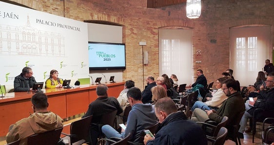 Reunión con los alcaldes y alcaldesas en la Diputación de Jaén para preparar la Feria de los Pueblos de 2025.