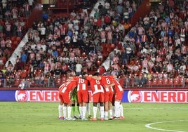 Los 15.000 abonados no han asistido al unísono al UD Almería Stadium.