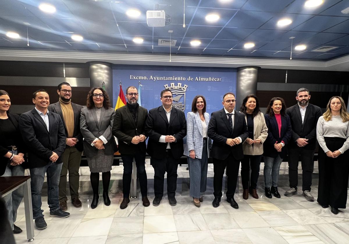 Rocío Díaz junto al equipo de Gobierno de Almuñécar.