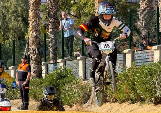 Un corredor de la prueba inaugural de la Copa Andalucía de BMX 2025.