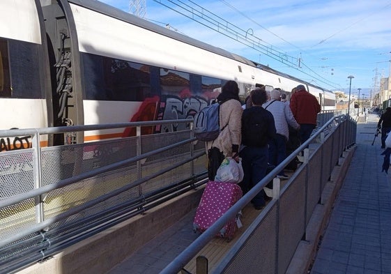 Viajeros en la estación de Huércal-Viator.