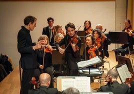 Pablo González a la dirección y Javier Comesaña, al violín.