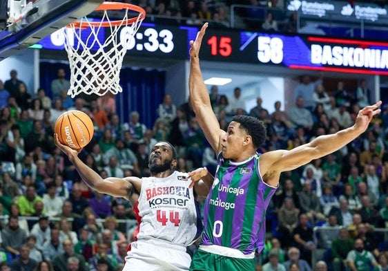 Baldwin entra a canasta ante Tyson Pérez, del Unicaja.