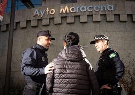 Ángel y Juan Luis, policías locales de Maracena, posan junto al menor de 15 años al que auxiliaron.