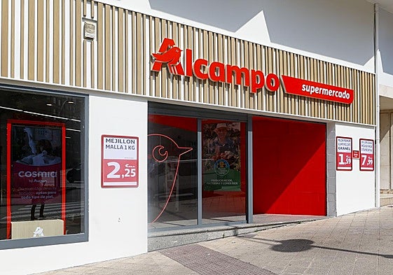 Importante cambio de Alcampo en sus supermercados: abre domingos sin dependientes