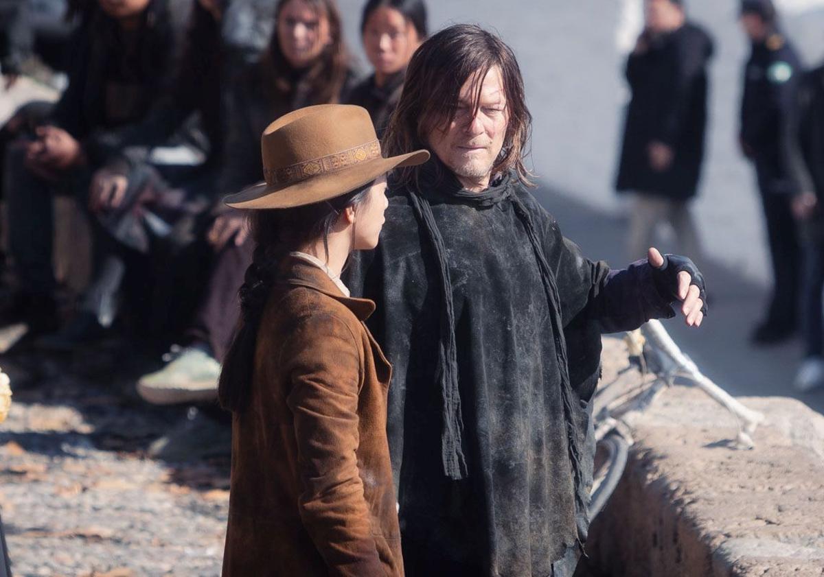 Imagen principal - Norman Reedus y Alexandra Masangkay, en pleno rodaje. 