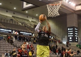 Wiley, durante el calentamiento del partido ante Girona.