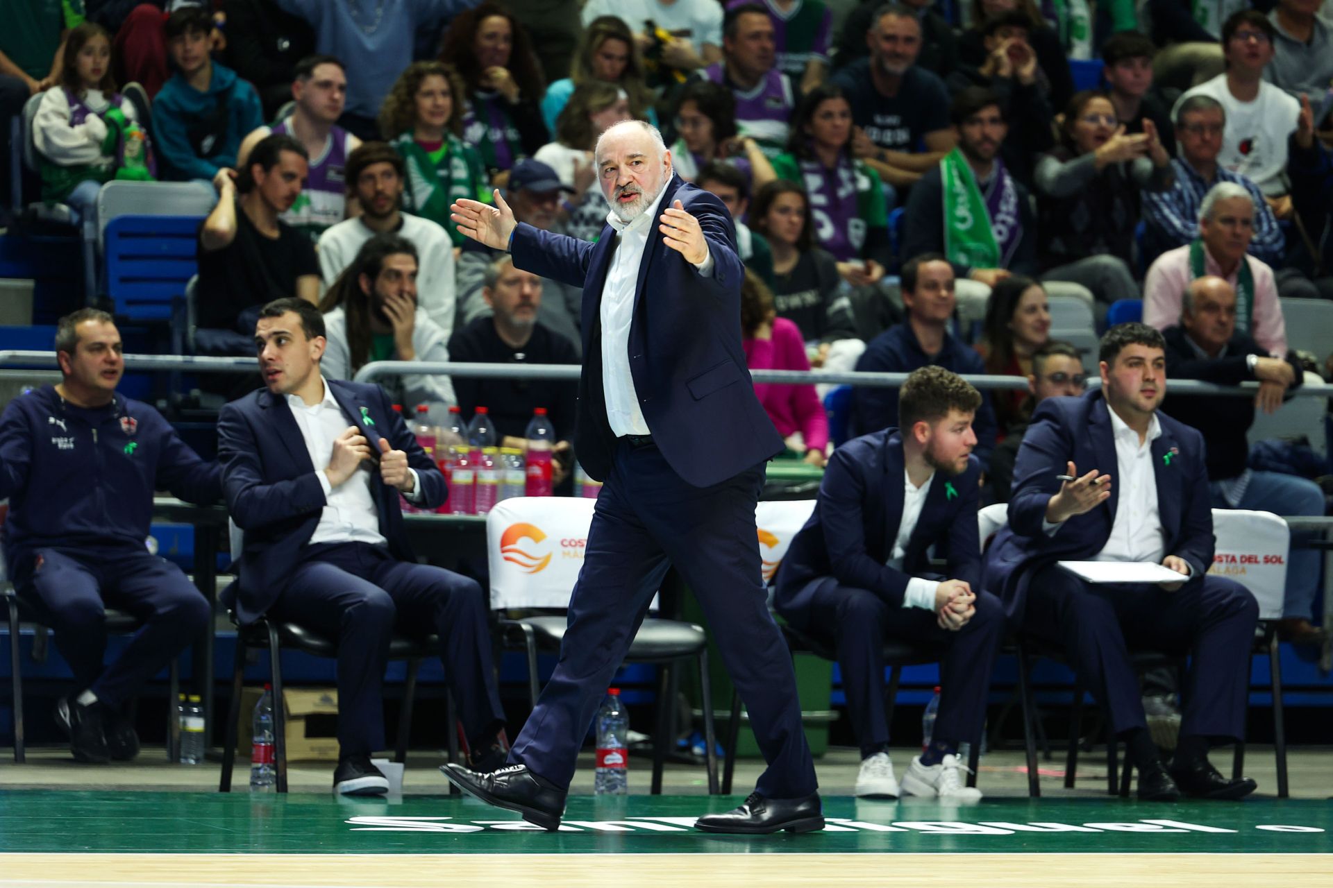 Pablo Laso, disconforme con el juego de su equipo durante la primera parte.