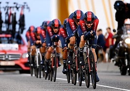 Carlos Rodríguez, a la derecha, perdió 51 segundos en la crono por equipos, siendo quinto su equipo.