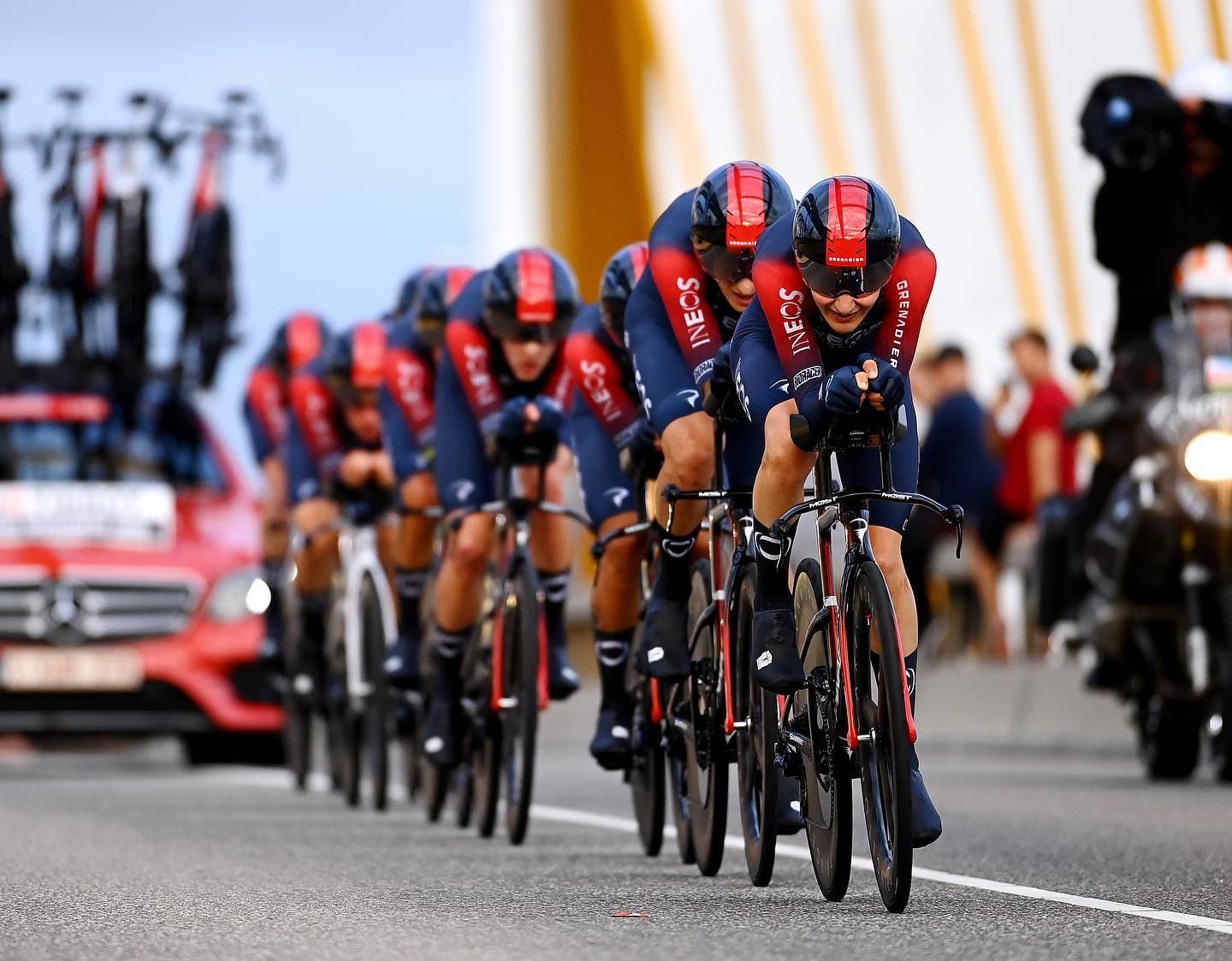 Carlos Rodríguez, a la derecha, perdió 51 segundos en la crono por equipos, siendo quinto su equipo.