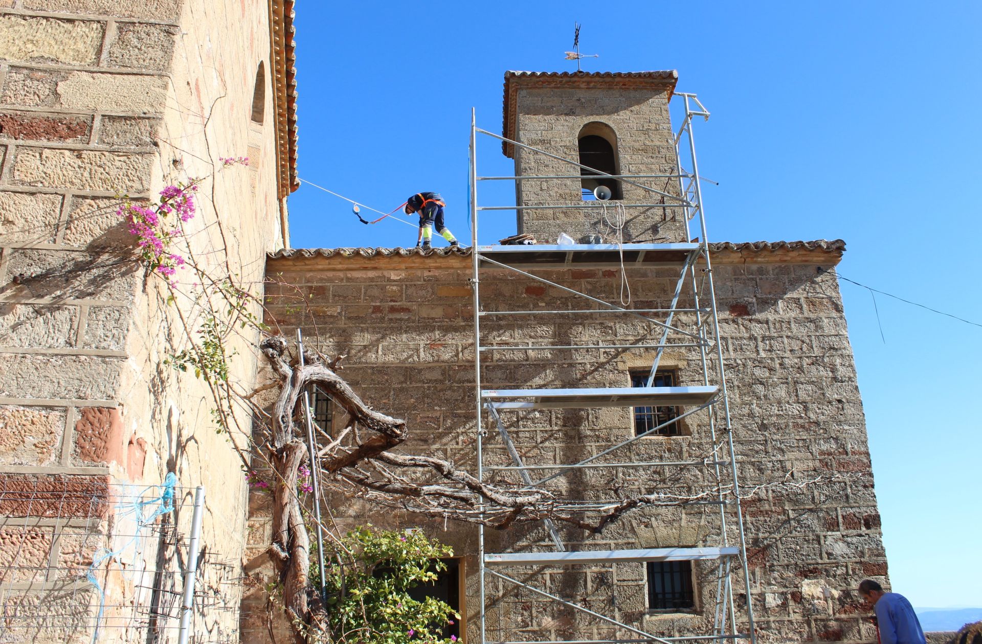 Estructura exterior para las obras en la ermita de la Virgen del Castillo.