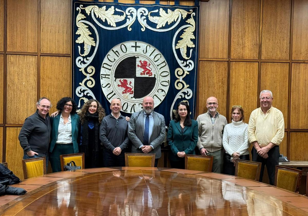 Los responsables académicos del título, tras la firma del acuerdo.