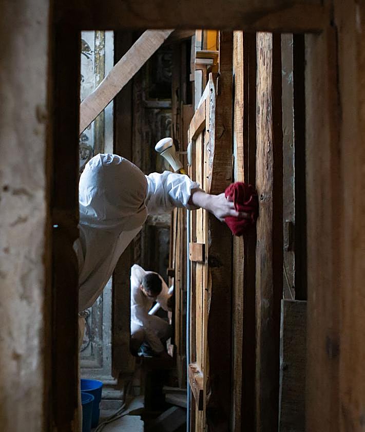 Imagen secundaria 2 - Trabajos de conservación del retablo. 