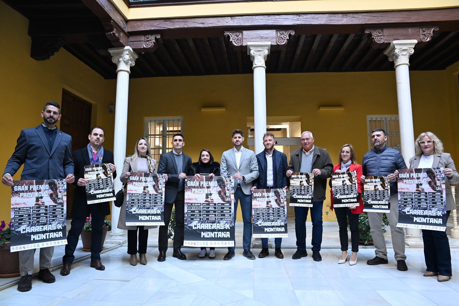 Organizadores del circuito posan durante la presentación.