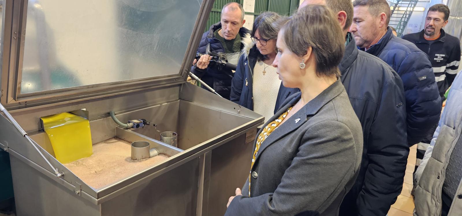 Soledad Aranda durante la visita a la SCA Santísimo Cristo de la Misericordia de Jódar.